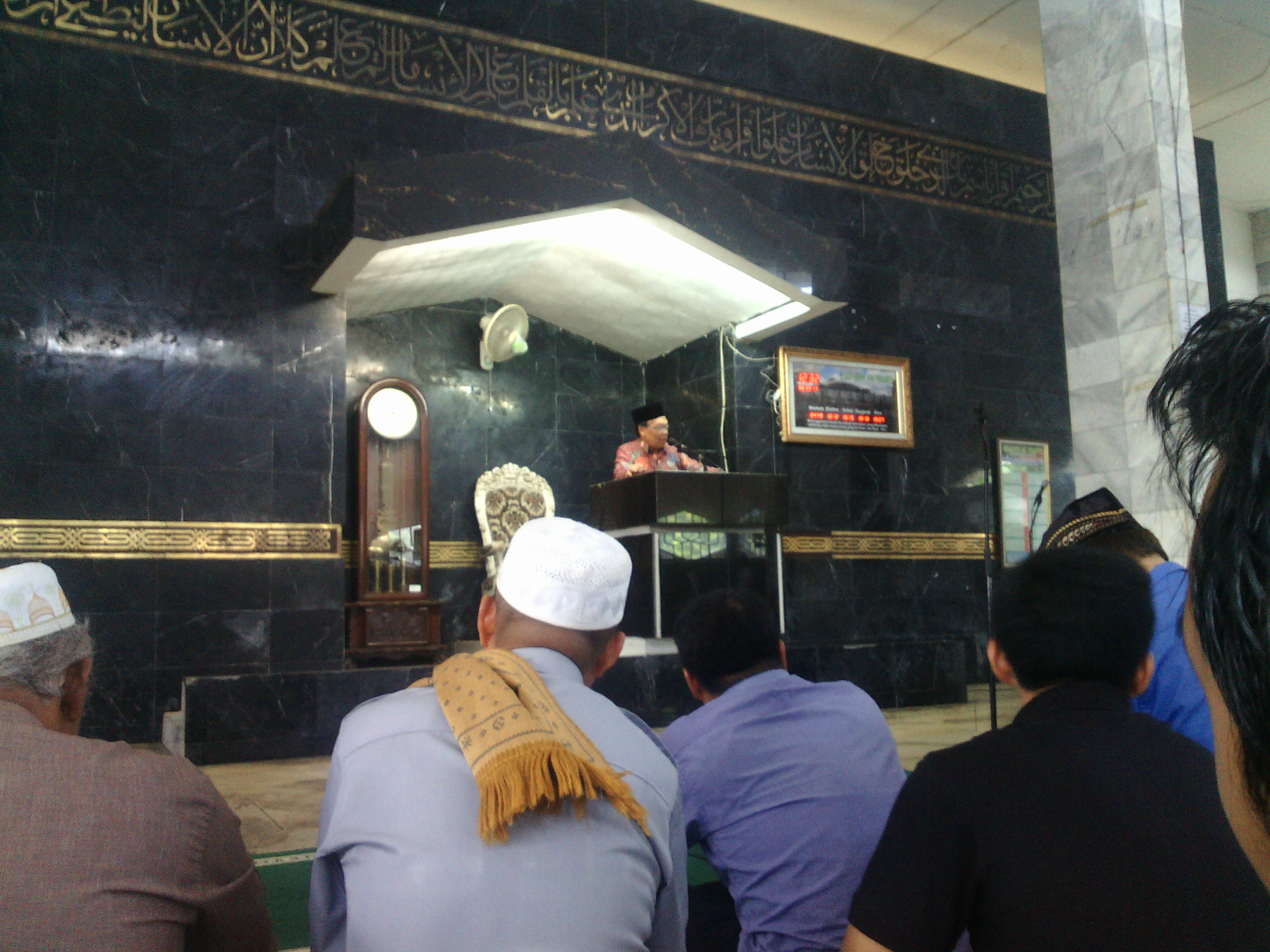 Rektor Unila saat menyampaikan kultum bada dzuhur di masjid Al Wasi'i